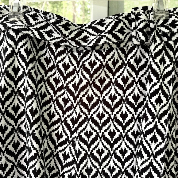 NY & Company L Geometric designed B&W Skort w/belt and side pockets. Flared legs - Picture 4 of 10
